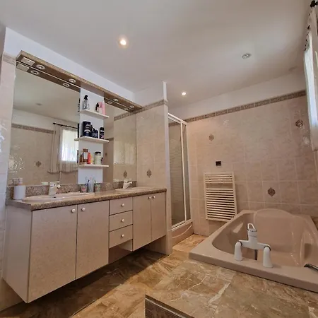 Villa Grande Avec Piscine Proche Des Plages Du
